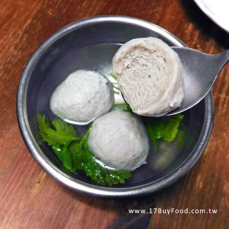正宗本地虱目魚丸，純手工製成，保留食材原味，經典美味煮湯清炒皆適合
