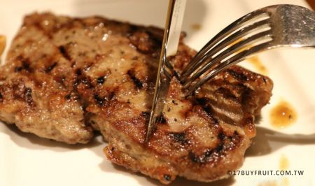 質感伊比利豬排，野生飼養造就頂級肉質，香甜好吃